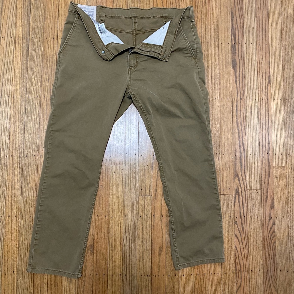 Levi’s khaki